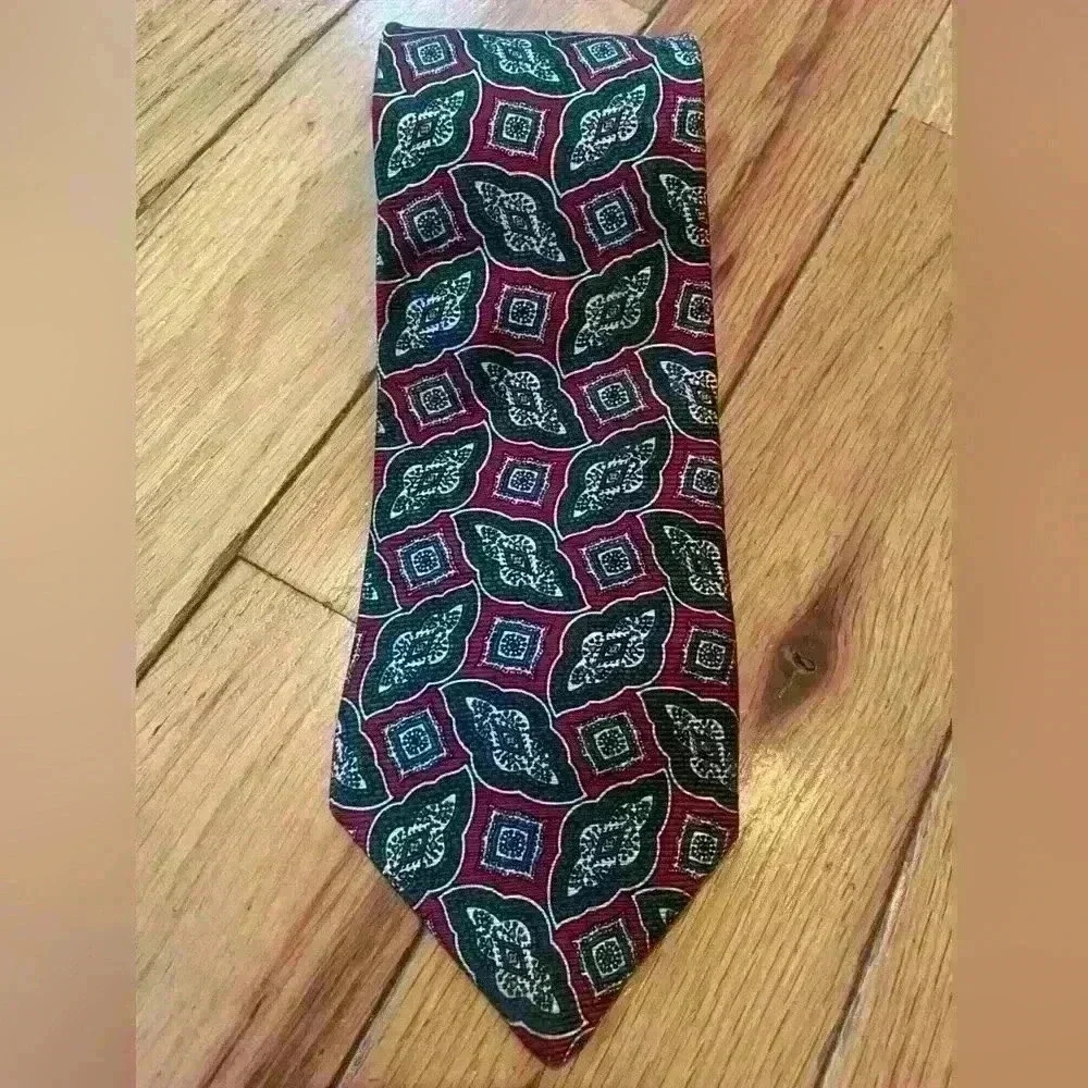 Vtg Liberty of London Tie Men’s 56 in Imported Silk Green Red Geometric